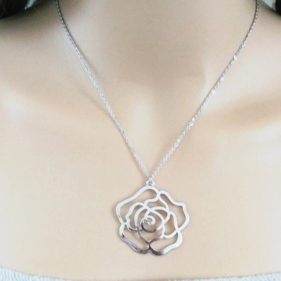 NEW Silver tone Flower Pendant Necklace - Picture 3 of 4
